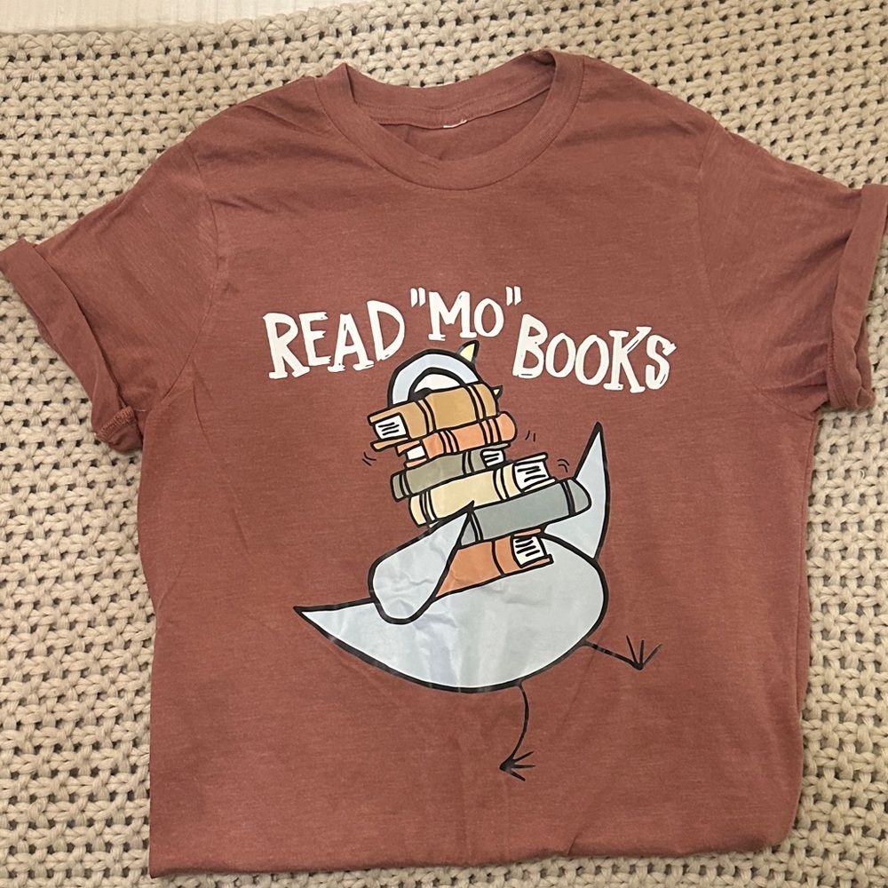 Women’s “Read Mo Books” Pigeon Shirt Small